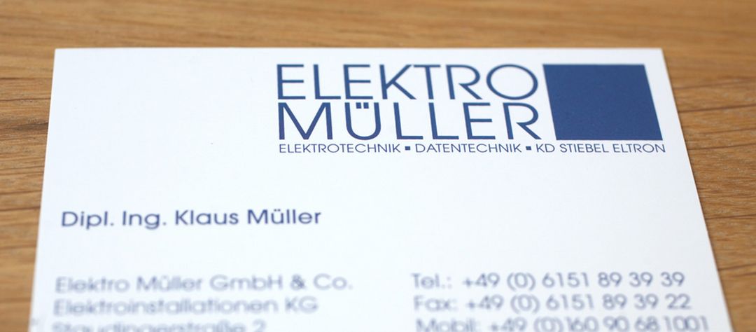 Visitenkarte im Querformat mit Firmenlogo, Adresse und Kontaktdaten